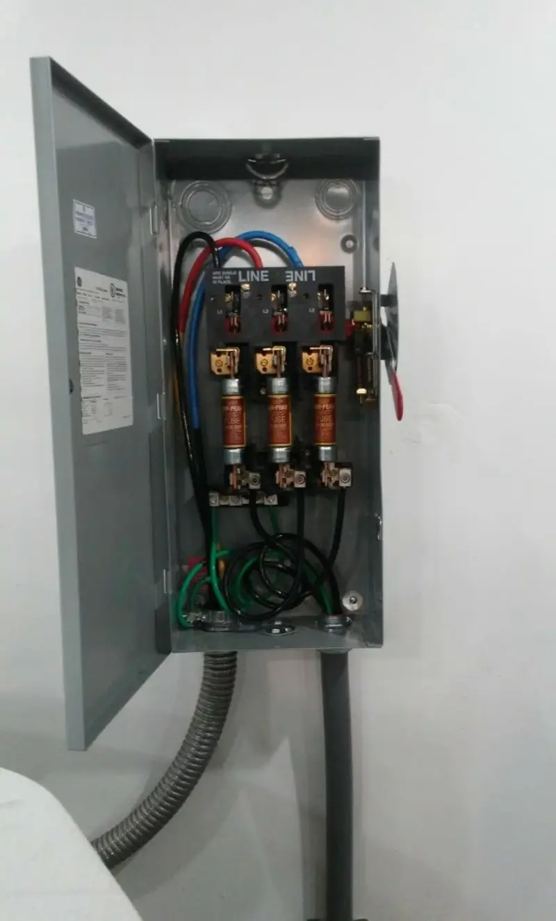 Three-phase disconnect switch installed for Smoke Detector Installation in International Falls